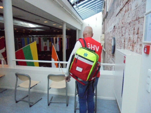 BHV ploegleider geeft instructies